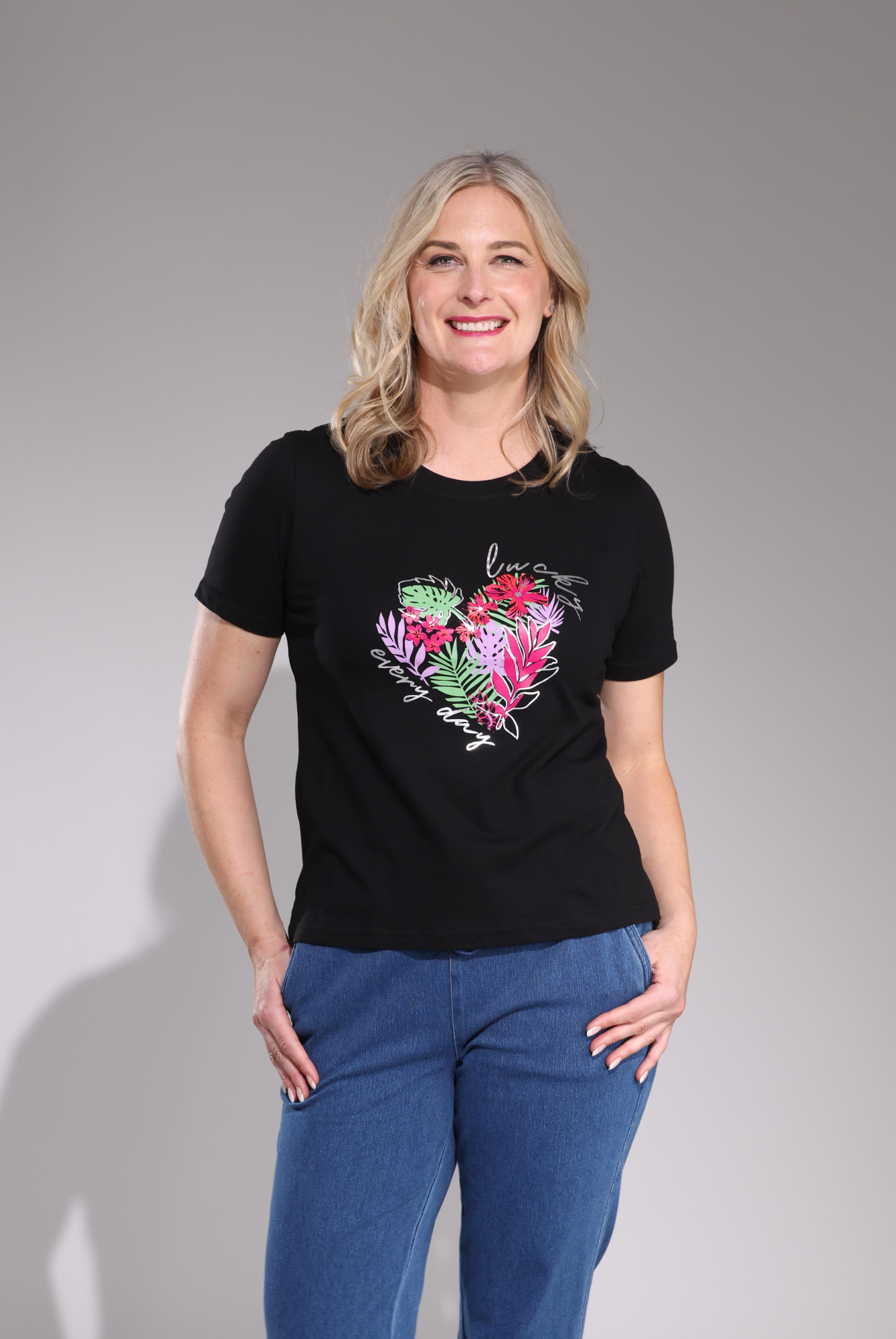 3407C1|TROPICAL HEART ON BLACK