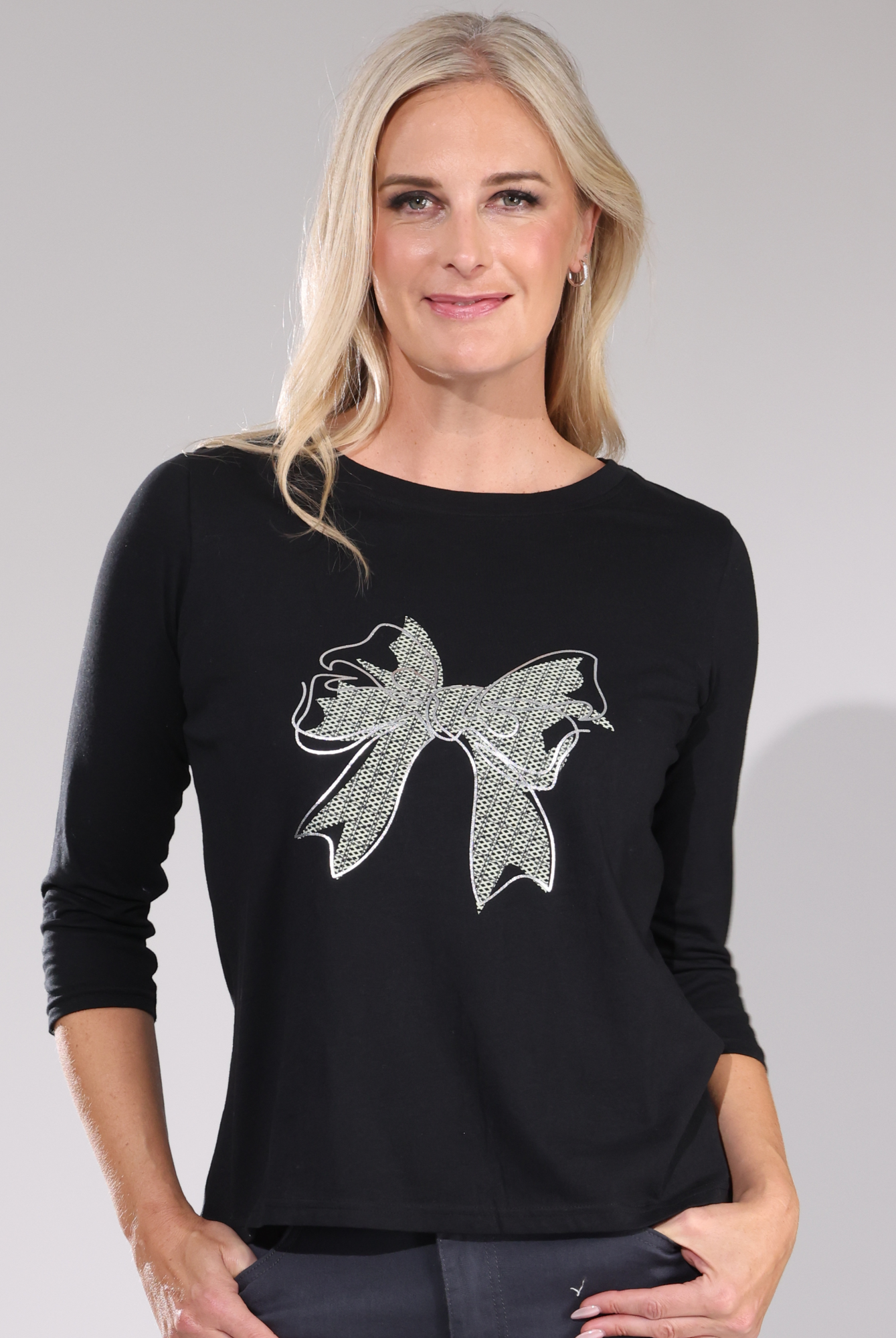 3406D1|SILVER FOIL BOW ON BLACK