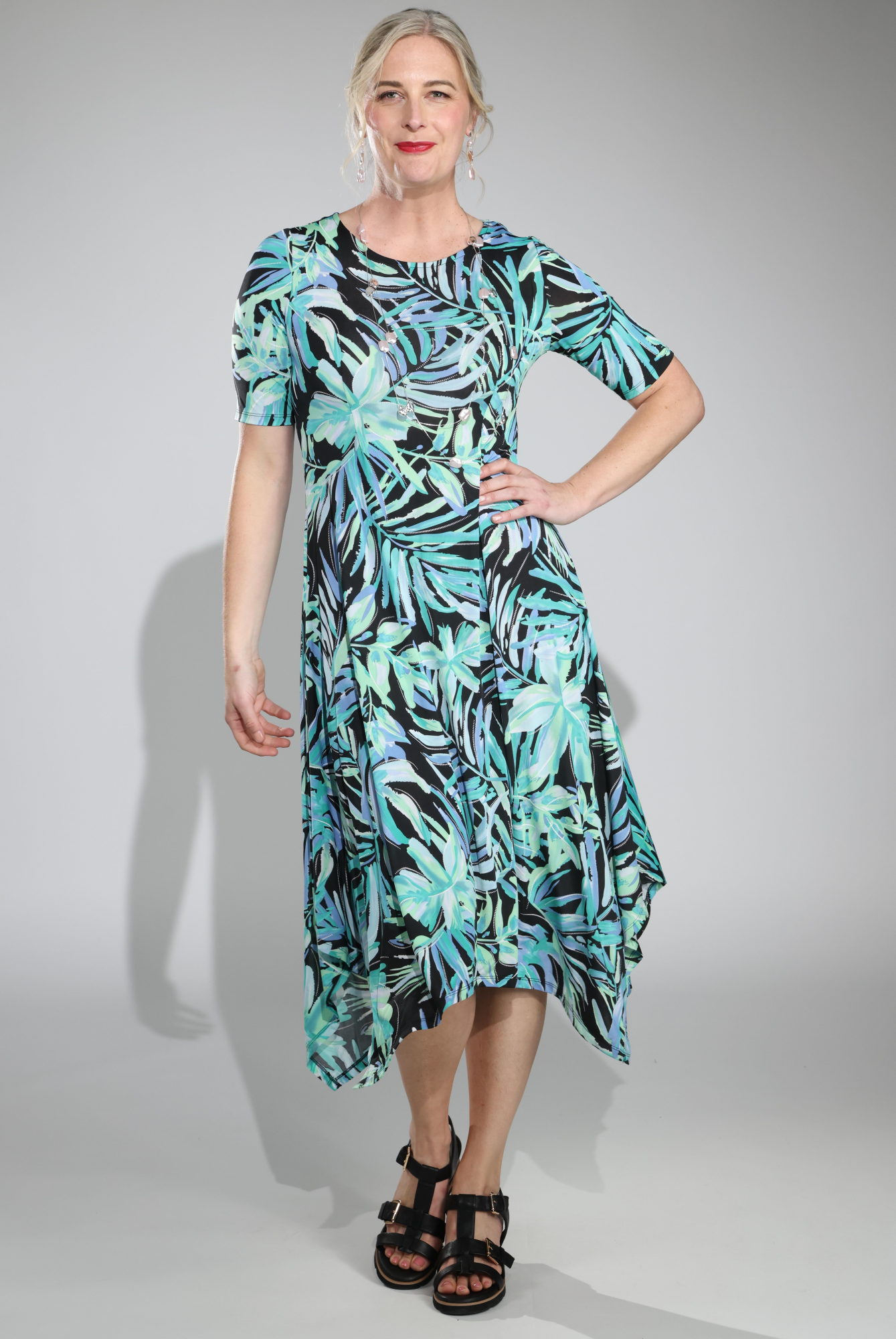7423C1|BLACK SAGE PALM PUFF